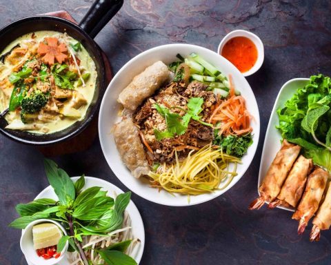 Photo marketing de plusieurs plats servis dans le restaurant Lotus Vietnam