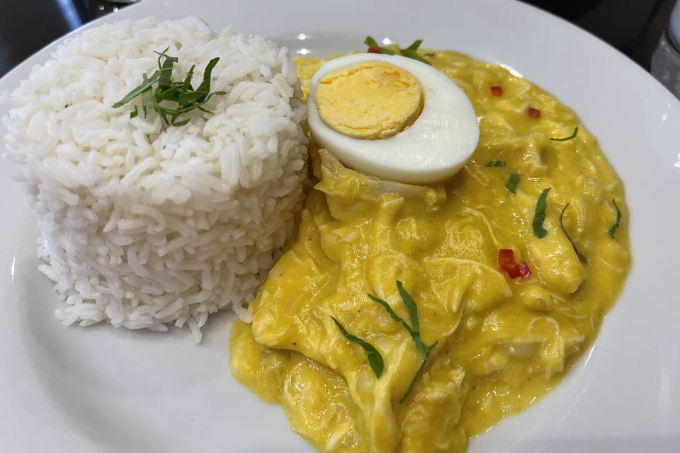 Aji de gallina avec riz et œuf dur à la Cevicheria Punchy Paris