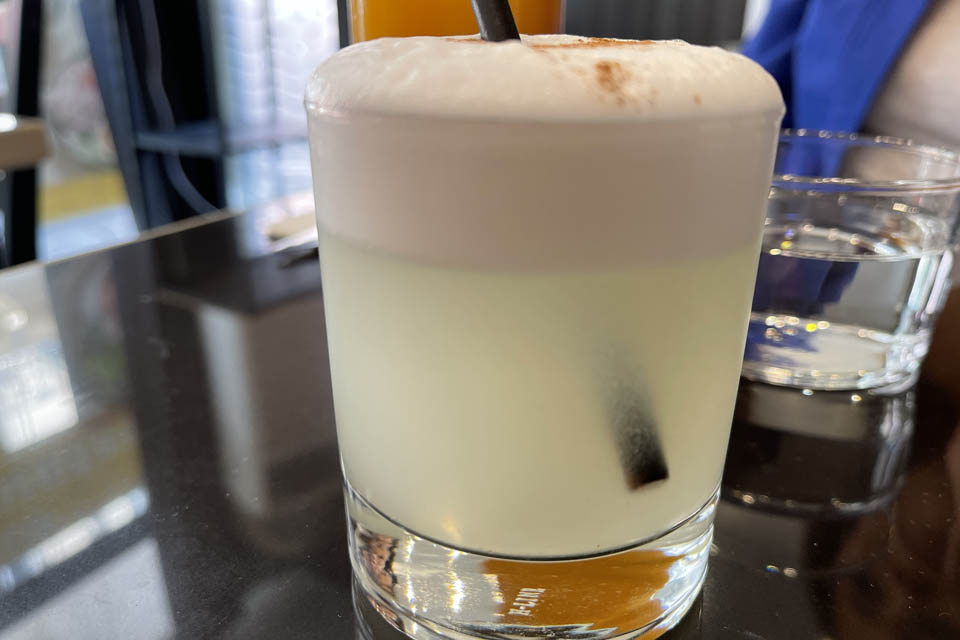 Pisco sour avec mousse de blanc d'œuf chez Cevicheria Punchy