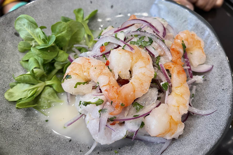 Ceviche de poisson frais servi à la Cevicheria Punchy Paris 15