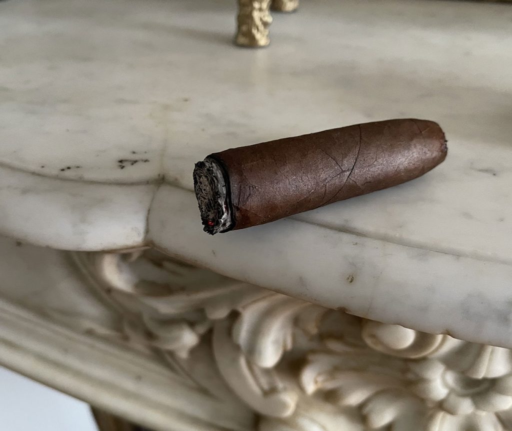 bullet ou mini cigare à peine allumé