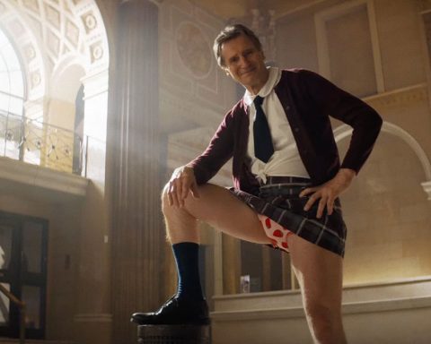 Scène de comédie absurde dans Naked Gun 2025 avec Liam Neeson