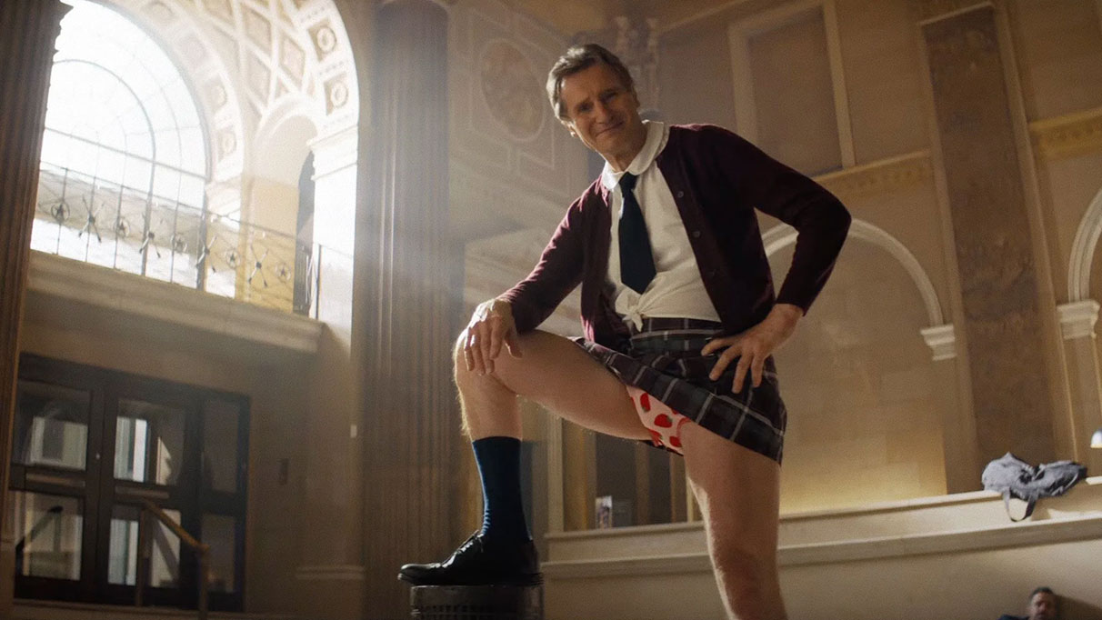 Scène de comédie absurde dans Naked Gun 2025 avec Liam Neeson