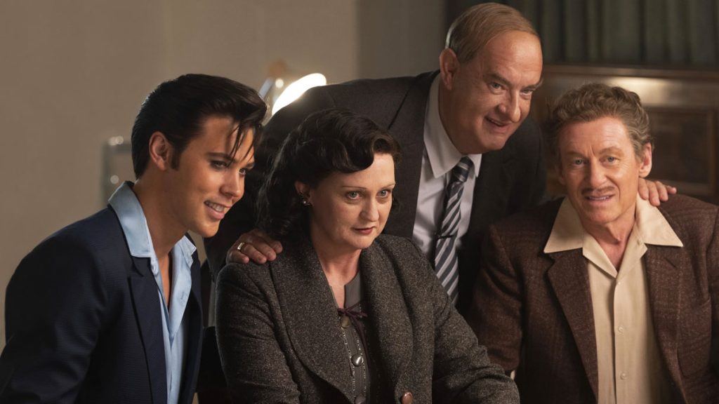 Austin Butler dans le rôle d’Elvis Presley avec Tom Hanks et la famille Presley dans le film Elvis de Baz Luhrmann