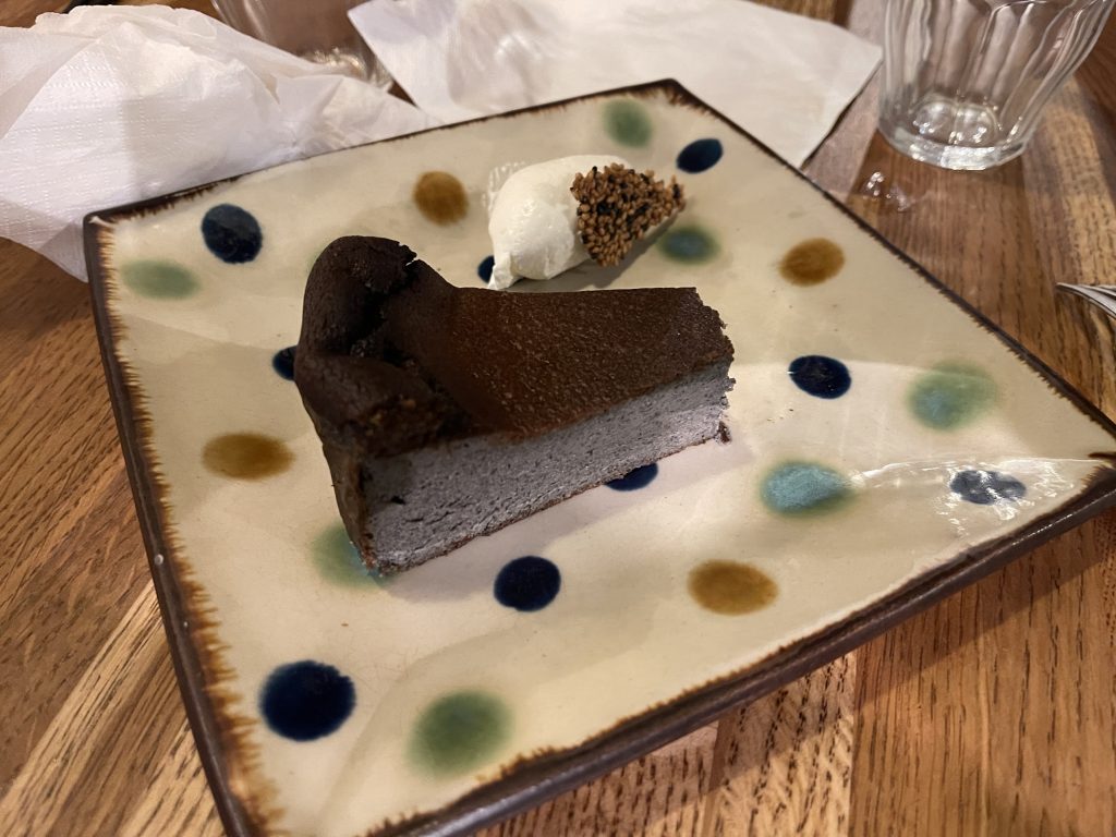 Dessert servi chez Jinchan Yokocho avec une part de gâteau et une quenelle de crème