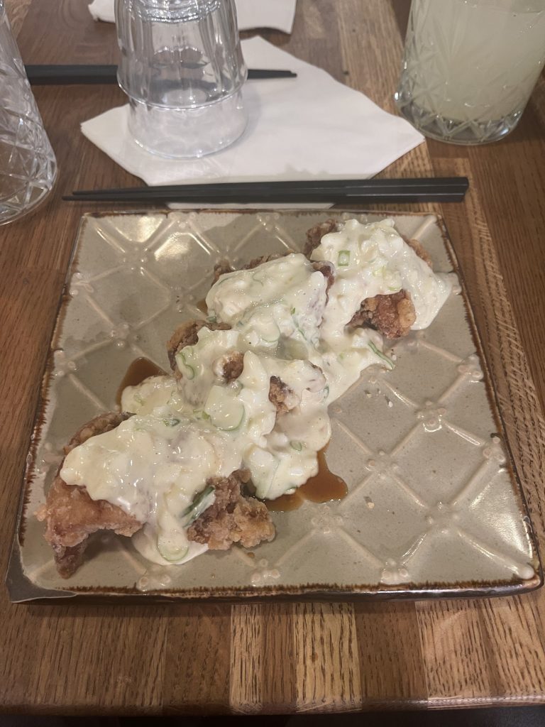 Assiette de poulet pané avec sauce mayonnaise servie chez Jinchan Yokocho à Paris