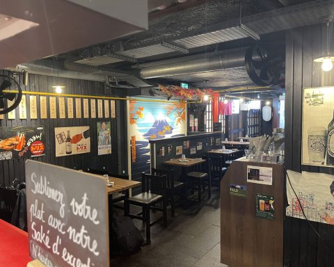 Intérieur de Jinchan Yokocho, restaurant japonais à Paris, avec ambiance street-food et cuisine ouverte