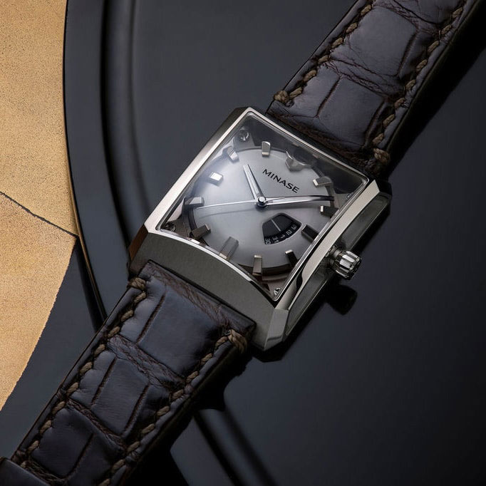 Montre Minase avec cadran rond intégré dans un boîtier rectangulaire