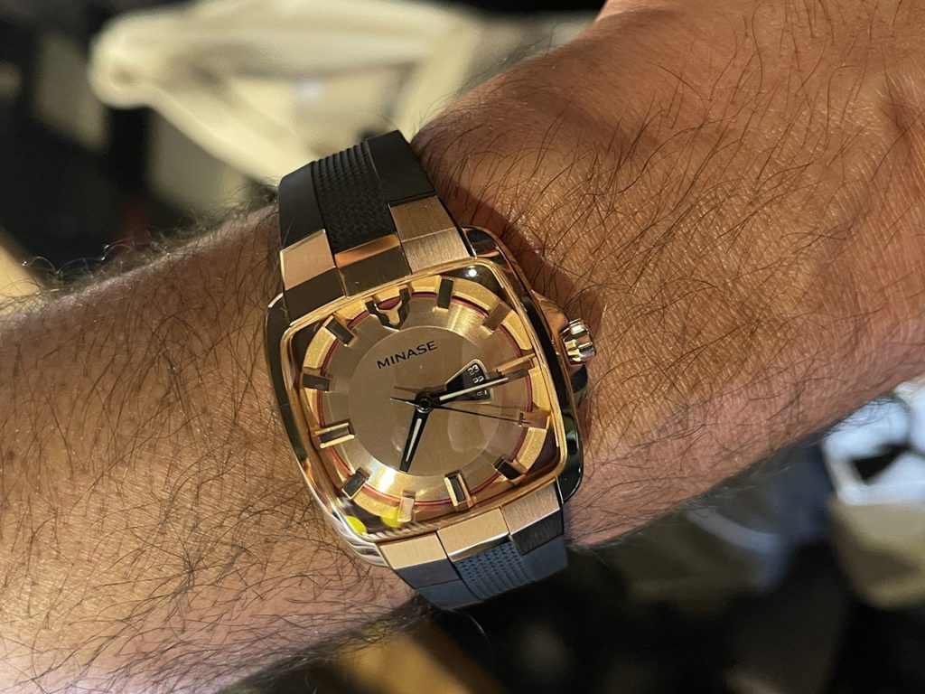 Montre Minase portée au poignet avec boîtier rectangulaire et cadran rond