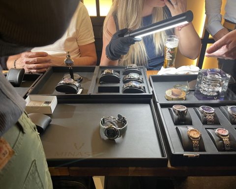 Plusieurs montres Minase exposées sur une table pendant un meet-up organisé par Wadokei