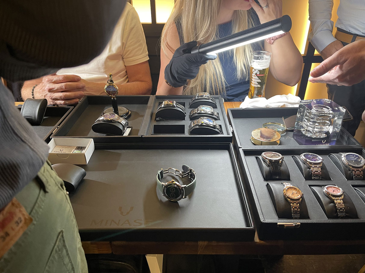 Plusieurs montres Minase exposées sur une table pendant un meet-up organisé par Wadokei