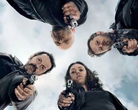 Affiche promotionnelle de Braquo en contre-plongée : les quatre flics du SDPJ 92 pointent leurs armes
