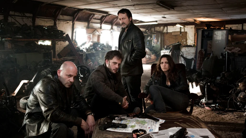 Eddy Caplan, Walter Morlighem, Théo Wachevski et Roxane Delgado réunis dans une planque de la série Braquo