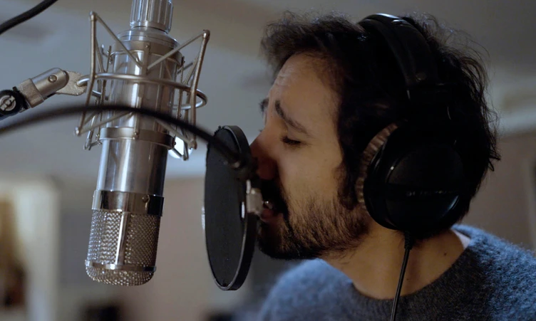 Arthur Teboul en studio d'enregistrement pour la série audio L'Amour Sans