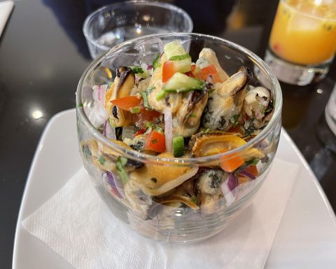 Moules à la péruvienne en verrine chez Cevicheria Punchy