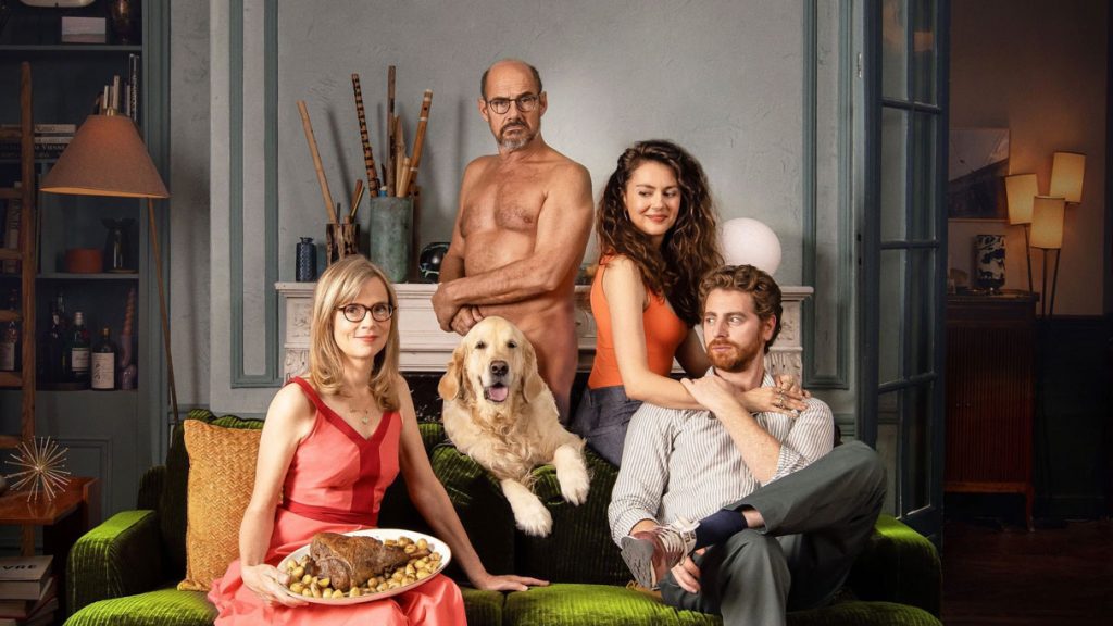 Les quatre acteurs du film Et plus si affinités réunis sur un canapé vert avec un golden retriever et un rôti