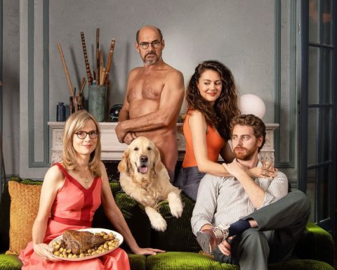 Les quatre acteurs du film Et plus si affinités réunis sur un canapé vert avec un golden retriever et un rôti