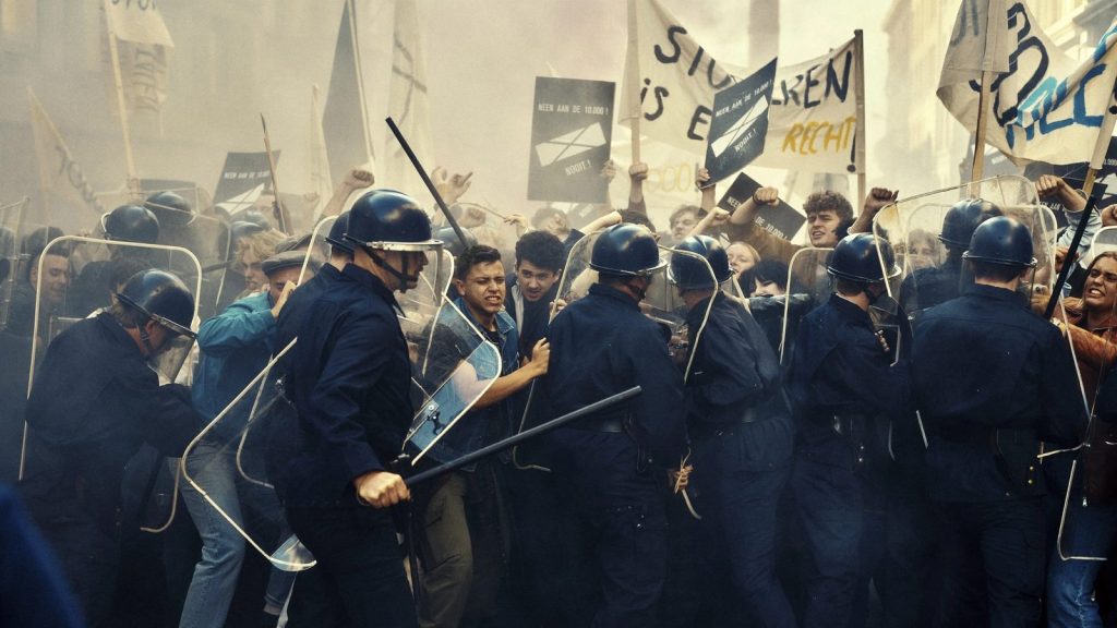 Scène d'émeute dans la série 1985, Belgique des années 80