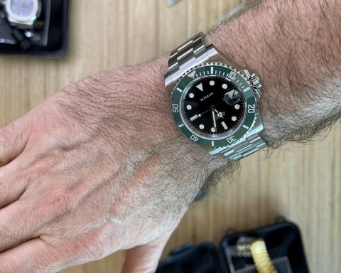Montre chinoise Sugess hommage à la Rolex Submariner Kermit portée au poignet