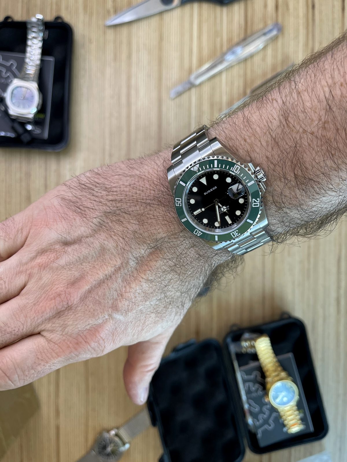 Montre chinoise Sugess hommage à la Rolex Submariner Kermit portée au poignet