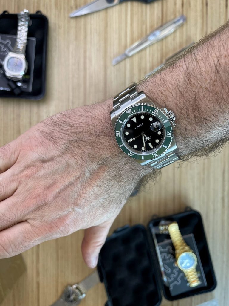 Montre chinoise Sugess hommage à la Rolex Submariner Kermit portée au poignet