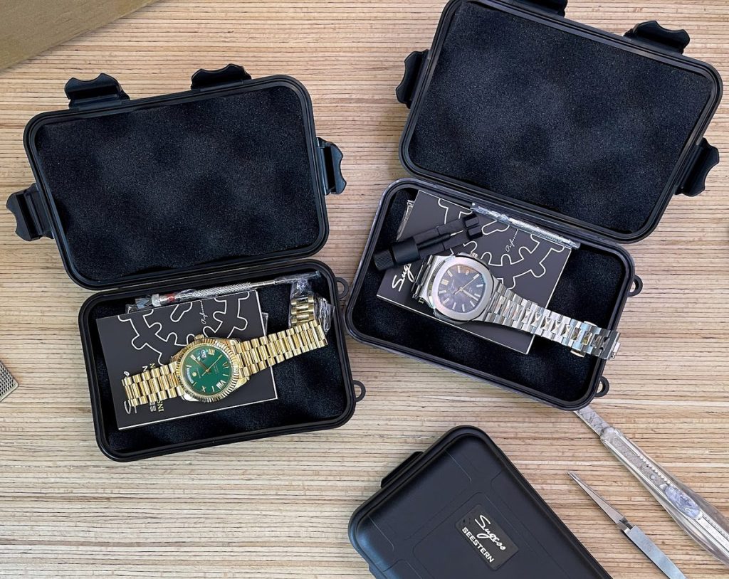 Déballage de plusieurs montres chinoises Sugess dans leurs boîtes de transport