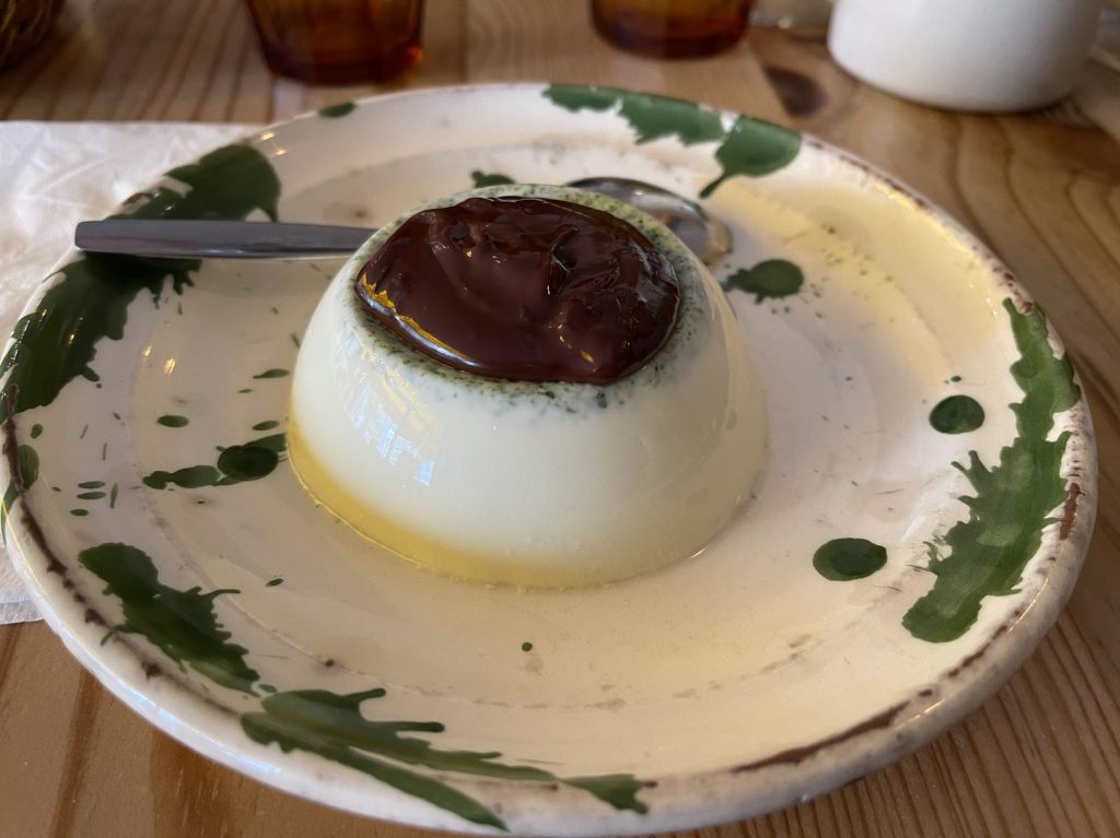 Panna cotta au basilic et coulis chocolat de La Fraschetta