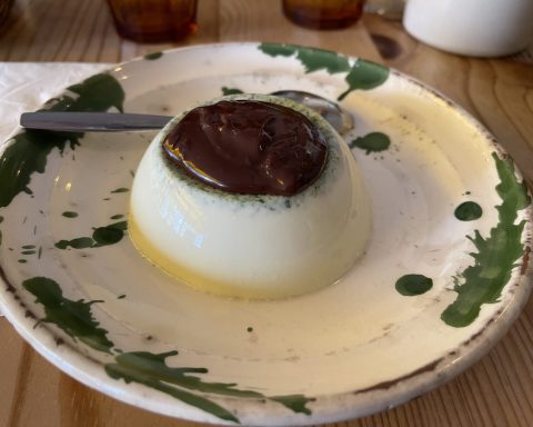Panna cotta au basilic et coulis chocolat de La Fraschetta