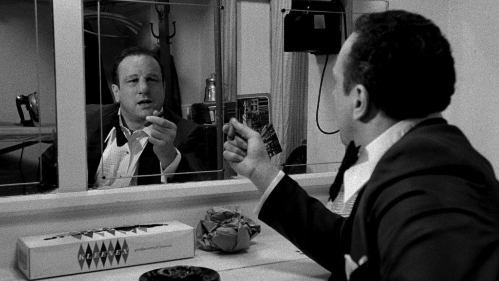 Robert De Niro face au miroir dans Raging Bull, incarnation de Jake LaMotta vieillissant