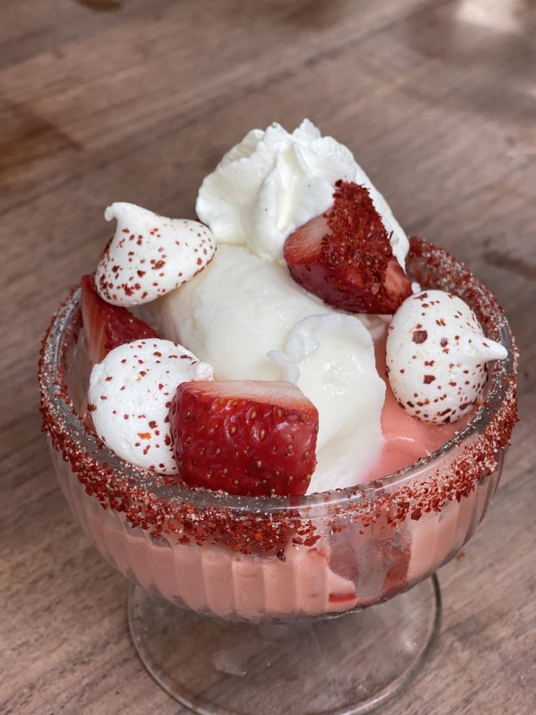 Dessert aux fraises, meringues, glace et crème servi dans une coupe au restaurant Le Servan à Paris.