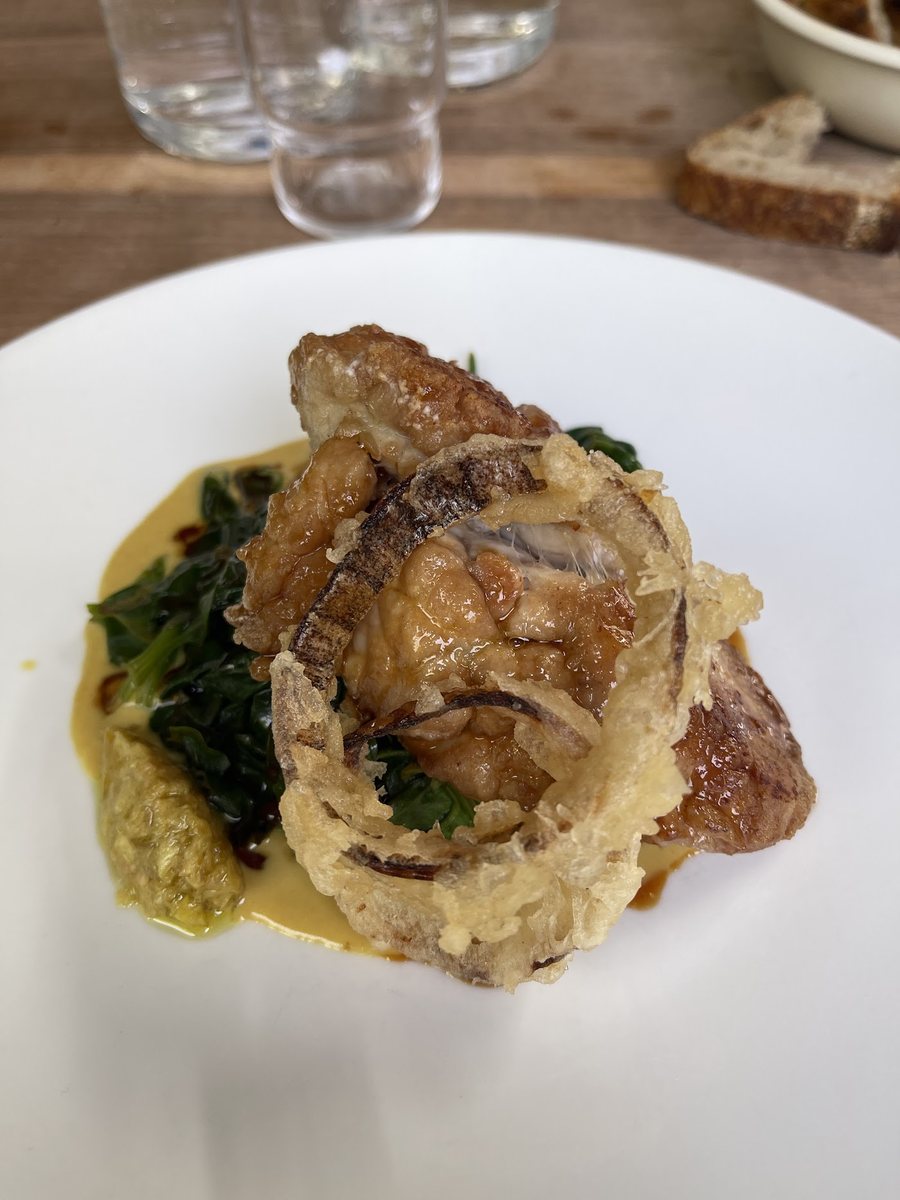 Ris de veau dorés, tempura d’oignon, légumes verts et sauce au restaurant Le Servan à Paris.
