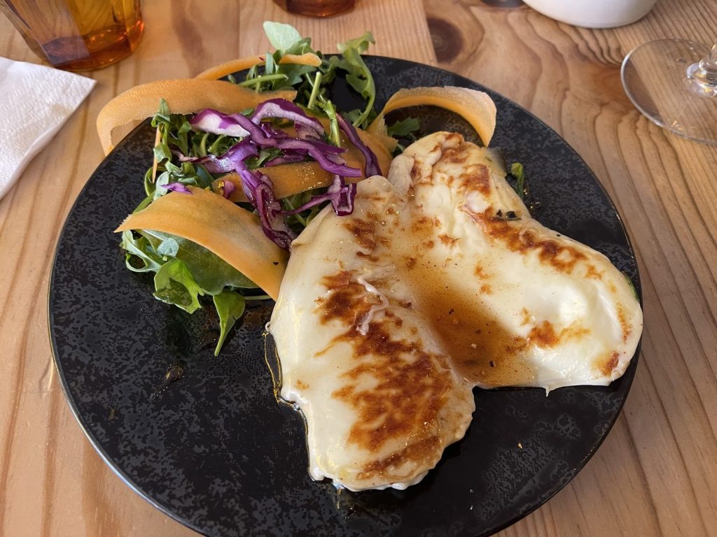 Scamorza grillée au miel servie au restaurant La Fraschetta
