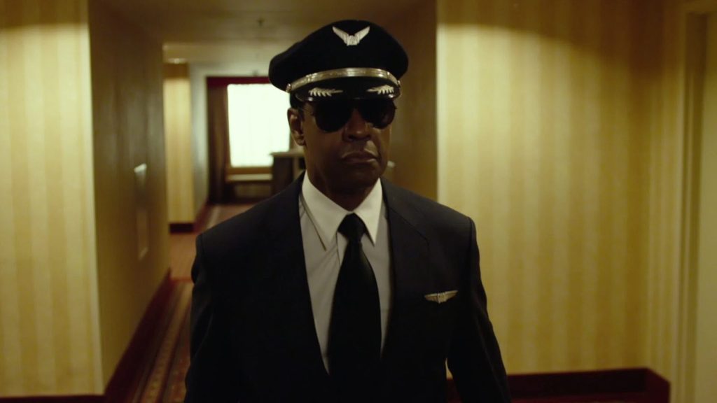 Whip Whitaker (Denzel Washington) en uniforme dans le film Flight
