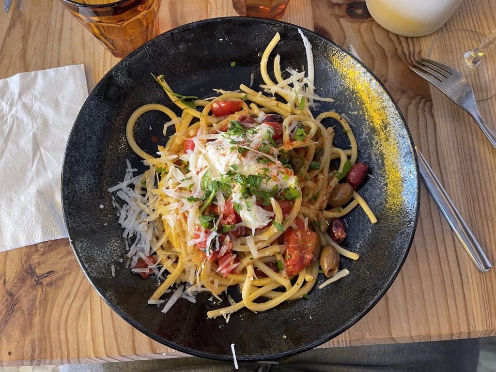 Spaghettoni Fraschetta tomates datterini olives câpres