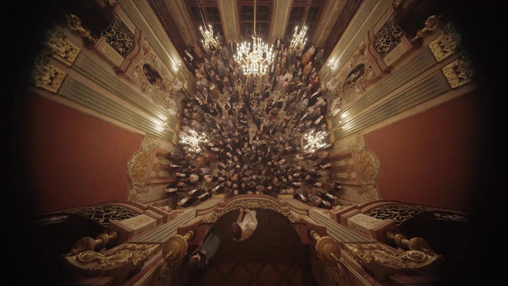 Cocktail de dignitaires nazis filmé en plongée dans The Zone of Interest