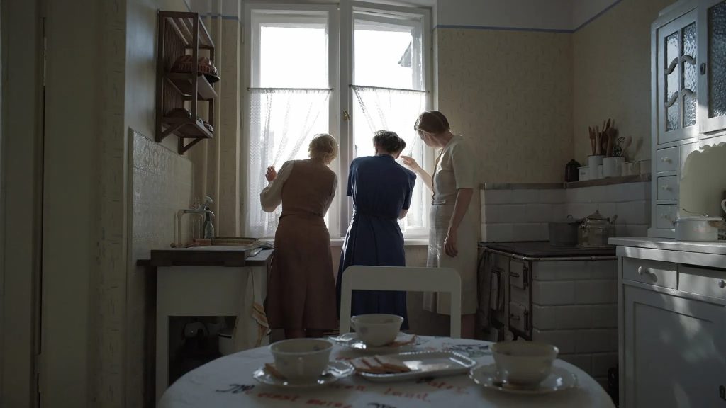 Scène dans la cuisine de la maison Höss dans The Zone of Interest