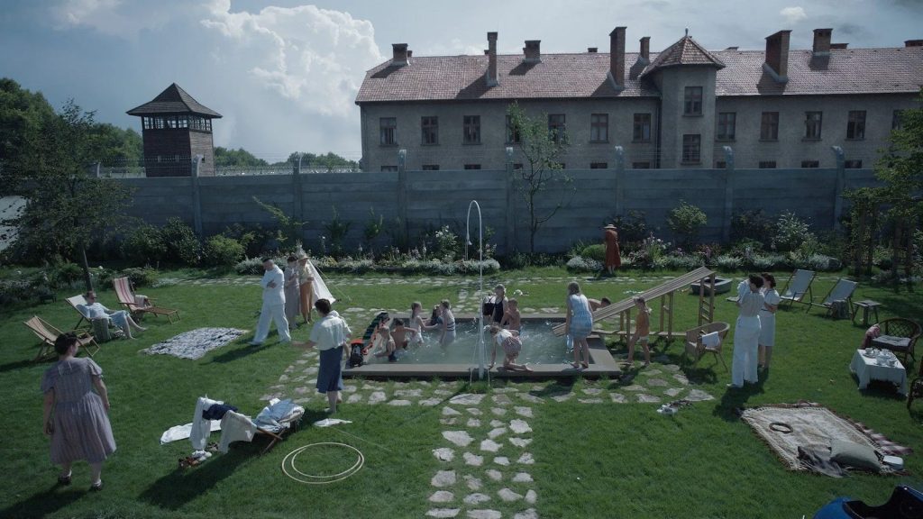 Jardin de la famille Höss séparé du camp d’Auschwitz par un mur dans The Zone of Interest