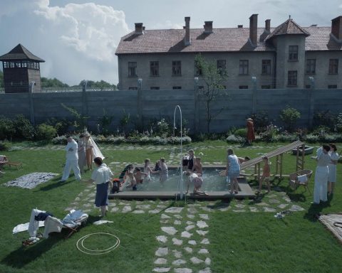 Jardin de la famille Höss séparé du camp d’Auschwitz par un mur dans The Zone of Interest