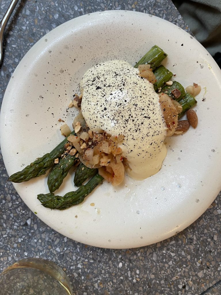 Asperge verte de Guillaume Salaun, sabayon au citron noir, entrée des Résistants à Paris