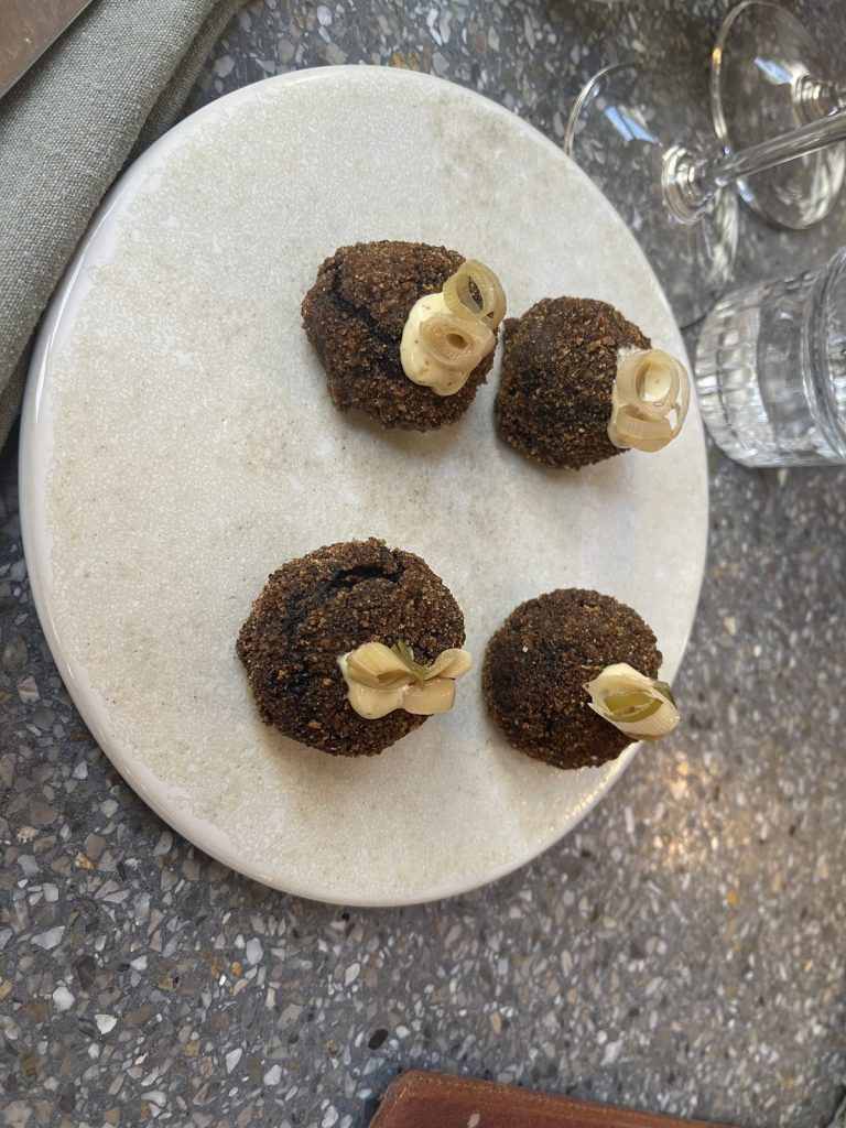 Crispy boudin et mayonnaise à l'ail des ours fermenté à partager aux Résistants à Paris