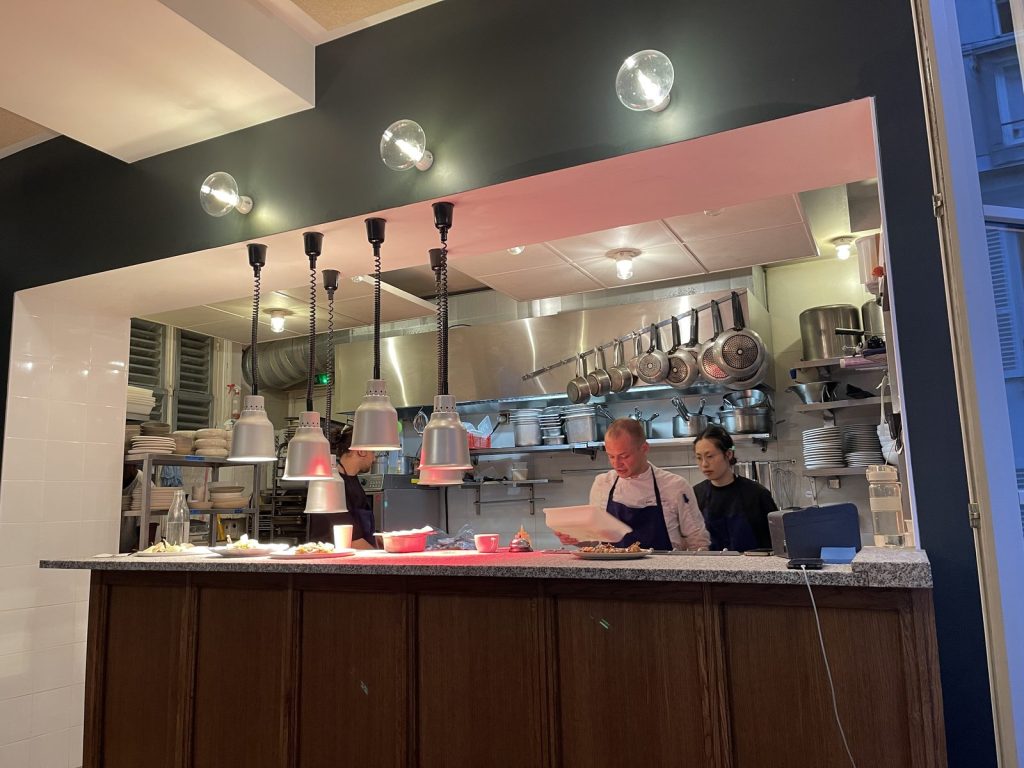 Cuisine ouverte et équipe en plein service au bistrot Les Résistants, rue du Château-d'Eau à Paris