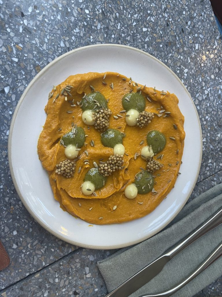 Le Dip — carottes, focaccia, moutarde et salsa verde, à partager aux Résistants à Paris