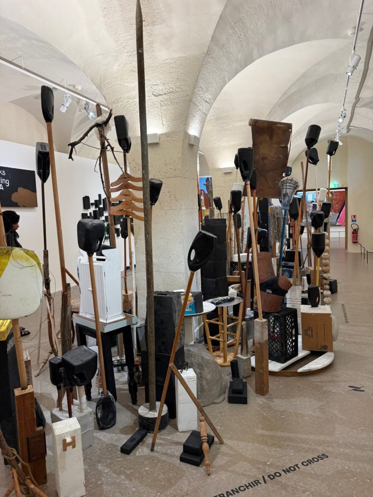 Les installations de Henry Taylor transforment les objets pauvres en mémoire visuelle.