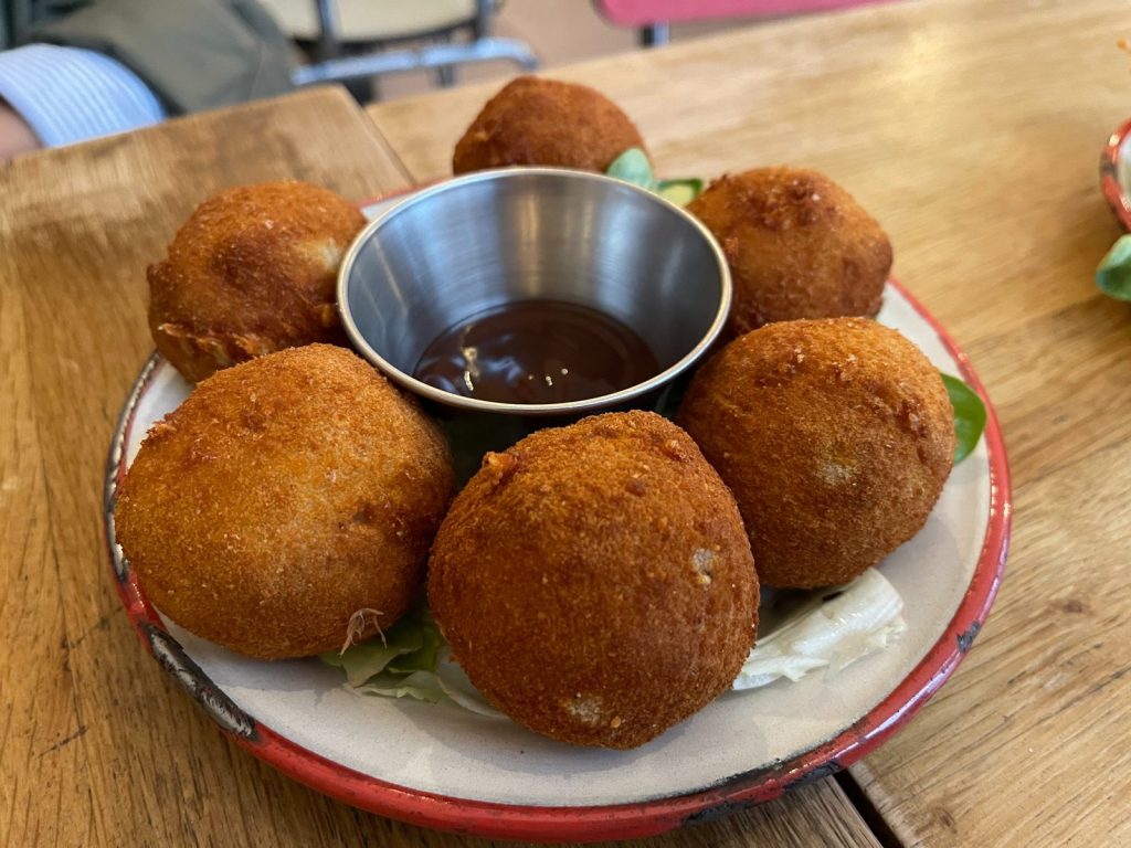 Croquette de mac and cheese fondante à La Poutinerie