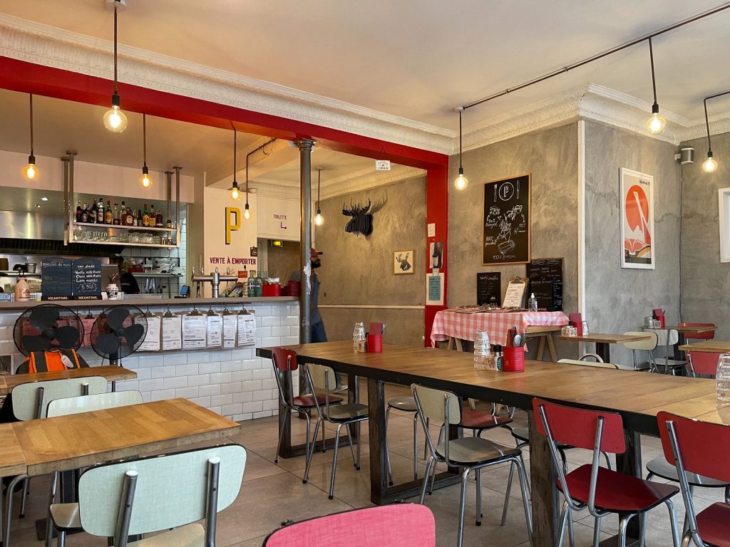 Salle de La Poutinerie à Paris avec ambiance québécoise