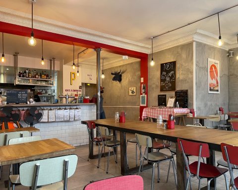 Salle de La Poutinerie à Paris avec ambiance québécoise