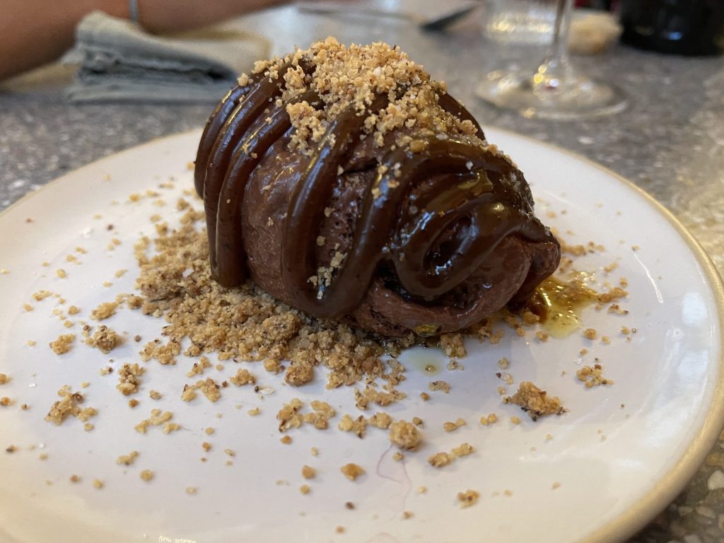 Mousse au chocolat, fleur de sel et huile d'olive en dessert aux Résistants à Paris