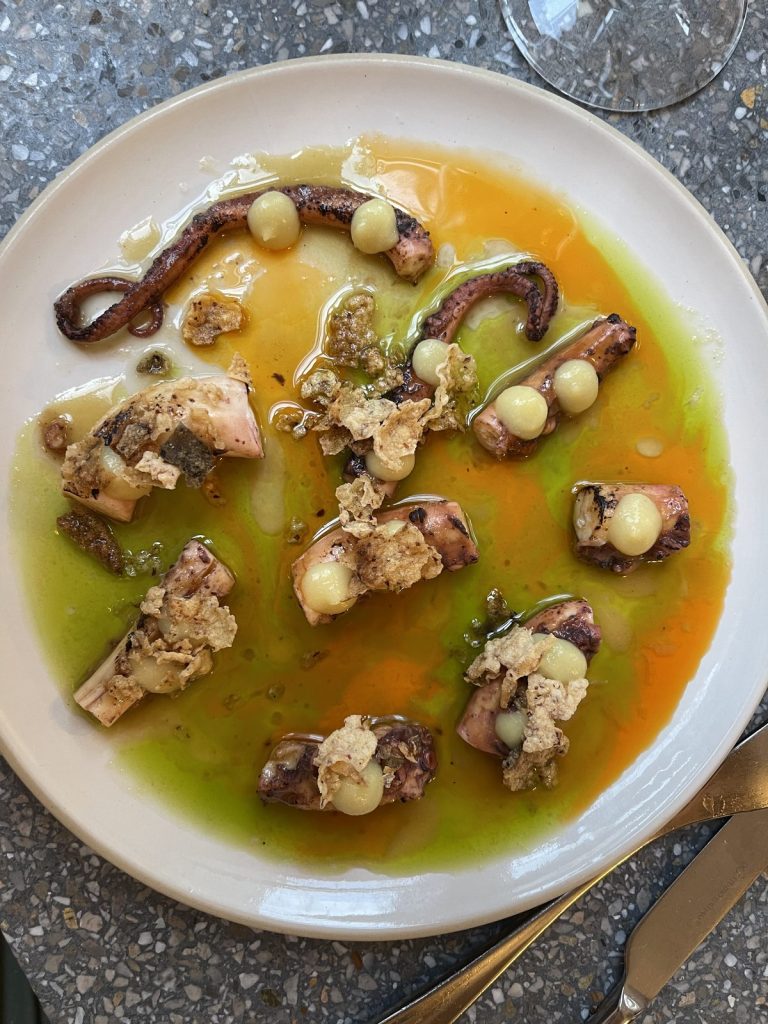 Poulpe de la baie d'Audierne, huile herbacée et citron fermenté aux Résistants à Paris