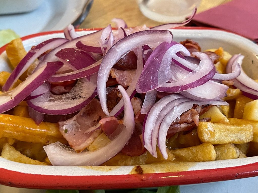 Poutine avec bacon, oignons rouges, fromage couic-couic et sauce gravy