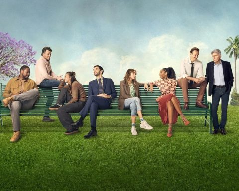 Affiche de la série Shrinking avec le casting assis sur un banc en Californie